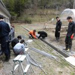 雨よけハウス2棟目建設中(1) 資材の準備中
